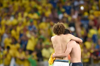 David Luiz conforta James Rodriguez no final do jogo.