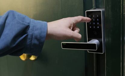 Cerradura digital de uno de las viviendas de uso turístico del edificio 77 de la calle Toledo.