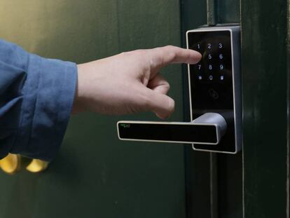 Cerradura digital de uno de las viviendas de uso turístico del edificio 77 de la calle Toledo.