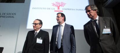 El presidente del IEF, Javier Moll; el presidente en funciones del Gobierno, Mariano Rajoy, y el presidente de Acciona, José Manuel Entrecanales.