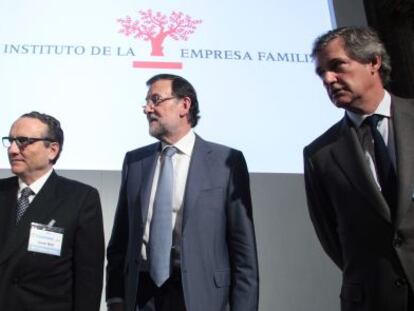 El presidente del IEF, Javier Moll; el presidente en funciones del Gobierno, Mariano Rajoy, y el presidente de Acciona, Jos&eacute; Manuel Entrecanales.