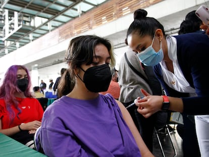 Un niño recibe una dosis de Pfizer-BioNTech en la Biblioteca Vasconcelos.  (Luis Barron / Eyepix Group/Barcroft Media via Getty Images)