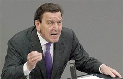El canciller alemán, Gerhard Schröder, habla ante el Parlamento alemán ayer en Berlín.