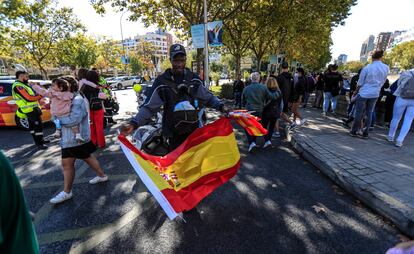 Un vendedor de banderas, en el desfile del 12 de octubre.