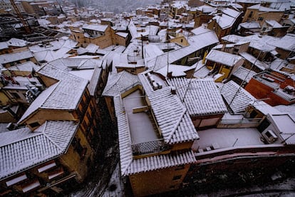 Tejados cubiertos de nieve tras la nevada del jueves en Toledo.