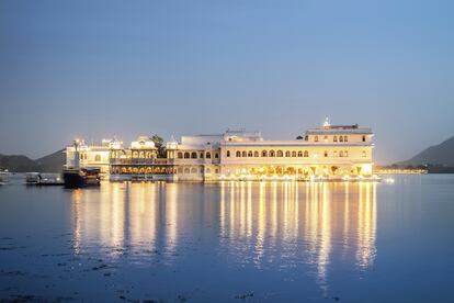 A bordo de un barco conducido por mujeres, el agente 007 surca en 'Octopussy' el lago Picchola hasta llegar al Taj Lake Palace, una construcción de mármol blanco que abarca toda una isla del lago indio. El palacio funciona como hotel y se puede pasar la noche allí desde 440 euros.