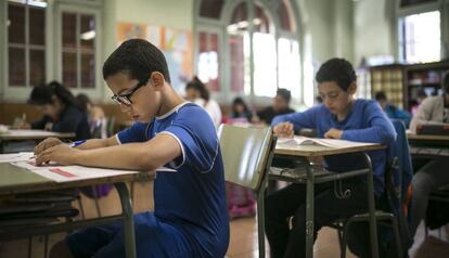 Alumnos de la escuela Ramon Llull, de Barcelona, durante las pruebas.
