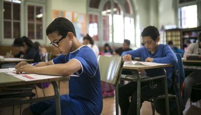 Alumnos de la escuela Ramon Llull, de Barcelona, durante las pruebas. 