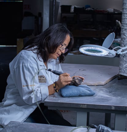 Martha Carolina Aguillón trabaja en el Laboratorio de Paleontología. 