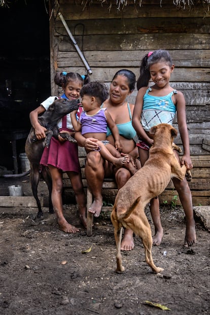 La pequeña Anayansi acaba de regresar de la escuela en la comunidad de La Caridad de los Indios, Guantánamo. Debido a las fuertes lluvias, los caminos están encharcados y ha preferido hacer el camino descalza para cuidar los zapatos de ir a la escuela.