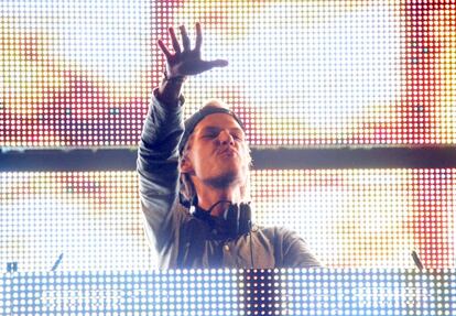 El productor Avicii anima al público durante una actuación en Irvine, California, el 31 de mayo de 2014.