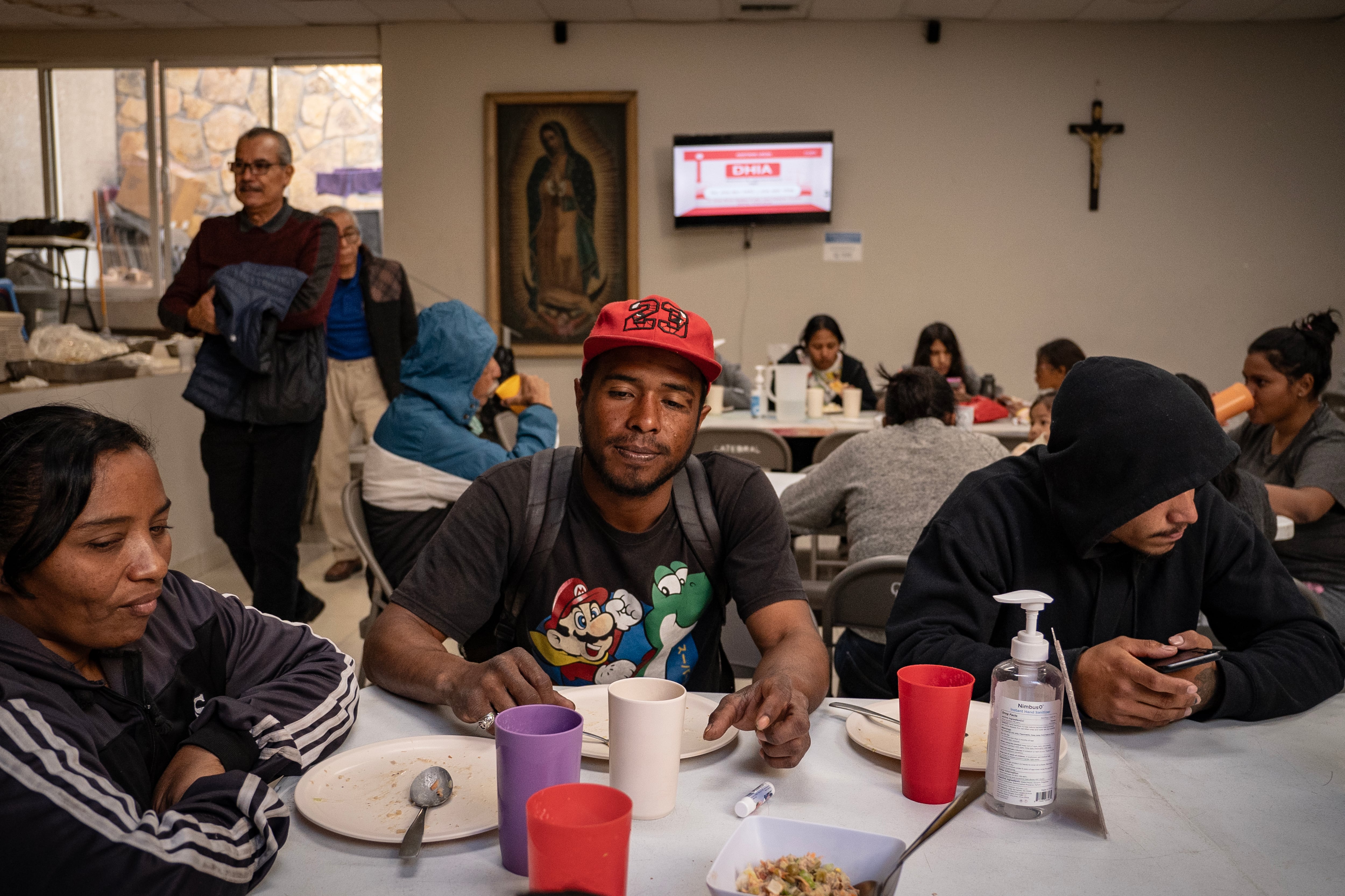 Migrantes reciben alimentos en la Catedral de Ciudad Juárez, el 21 de noviembre de 2024. 