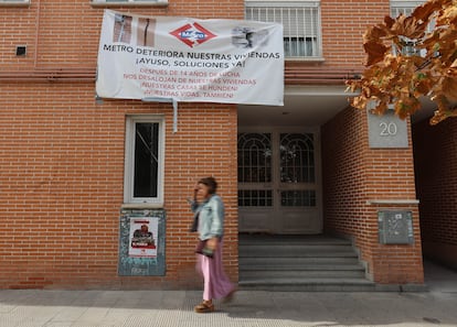 Un cartel de protesta contra los problemas del metro en la línea 7B en la fachada de un edificio en San Fernando de Henares, este miércoles.