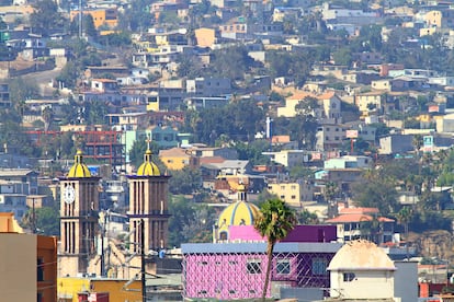Vista de la ciudad de Tijuana y de las torres del santuario de la Virgen de Guadalupe.
