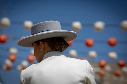 Una mujer vestida de corto acude a la Feria, este lunes.