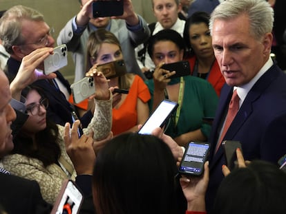 Kevin McCarthy habla con periodistas en el Capitolio sobre el bloqueo de la Cámara de Representantes.