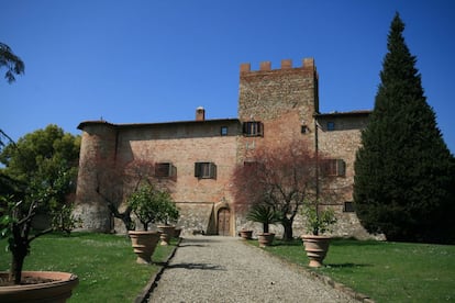 Certaldo es un pueblo situado en el centro de Val d'Elsa, en la provincia de Florencia, entre colinas de la Toscana cubiertas de viñedos, olivares y cipreses. Una estampa que compite en belleza con el castillo de la primera mitad del siglo XIII en venta por 18 millones de euros.