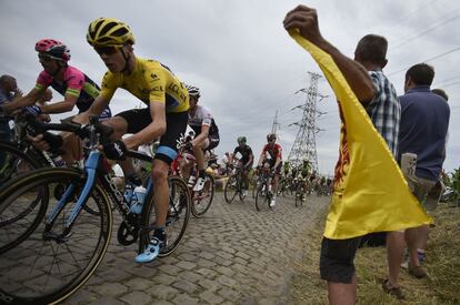 En primer plano, Cris Froome en otro de los tramos de adoquines.