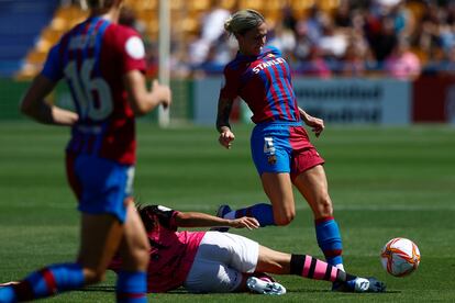 La jugadora del Sporting de Huelva Anita Marcos (en el suelo) intenta hacerse con el balón. 