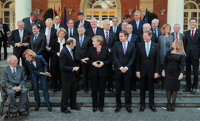 Angela Merkel y José Luis Rodríguez Zapatero posan con ministros de sus respectivos Gobiernos en las escaleras del palacio de la Moncloa.