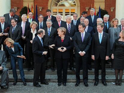 Angela Merkel y José Luis Rodríguez Zapatero posan con ministros de sus respectivos Gobiernos en las escaleras del palacio de la Moncloa.