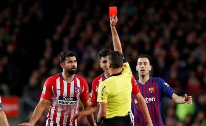 Gil Manzano muestra la tarjeta roja a Diego Costa durante el partido entre el Barcelona y el Atltico.