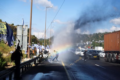 Manifestantes bloquean la autopista hacia Jerusalén durante las protestas.