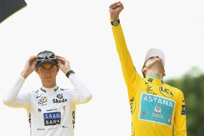 Andy Schleck y Alberto Contador en el podium de París.