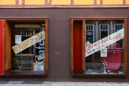 Una tienda con carteles contrarios a AfD en Nordhausen, este domingo.