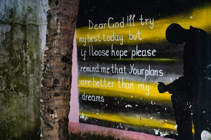 Una oración en una pared exterior de Sober House.
