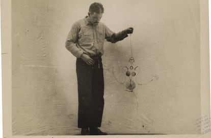 Alexander Calder con su 'Josephine Baker' en la filmación de un documental en 1929.