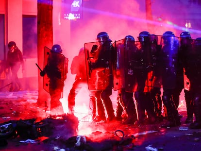 Policías franceses durante una manifestación contra la ley de seguridad el 5 de diciembre en París.