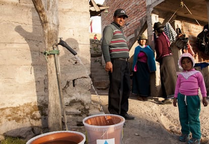 Las familias de Natividad y Segundo se juntan alrededor de la llave de agua para probar juntos los filtros de cerámica. Están intrigados por su funcionamiento y comentan que esto puede hacer más fácil la vida de los niños en la comunidad. 