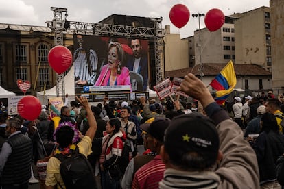 Asistentes a la marcha miran la transmisión del debate de la reforma laboral desde la Plaza de Bolívar.