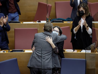 El presidente de la Generalitat, Ximo Puig, abraza a la vicepresidenta del Consell, Mónica Oltra, en el pleno en que se probaron los presupuestos en diciembre.