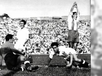 Soria, del Alcoyano, celebra su gol en el Bernabéu ante Bañón, Ipiña y Huete en 1947