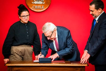 El ministro de Relaciones Exteriores, Alberto van Klaveren, firma el Acuerdo de Solución Amistosa este miércoles.