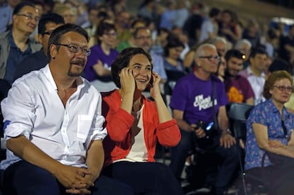 Xavier Domènech and Ada Colau, together in an act of the commons in 2016.
