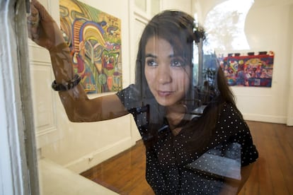 Lissette Cruzalegui (Lima, 1986) ante dos de sus obras. Cruzalegui lleva cuatro años instalado en Barranco.