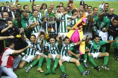 Los jugadores béticos, con la Copa del Rey.