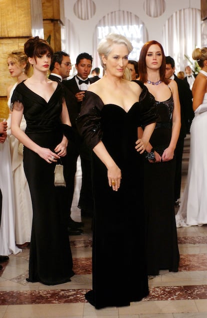 Anne Hathaway, Meryl Streep y Emily Blunt en un fotograma de 'El diablo viste de Prada' en 2006.