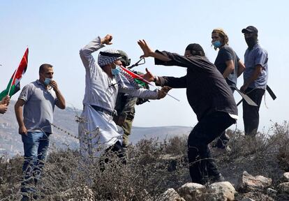 Palestinos protestan contra los asentamientos judíos en West Bank.