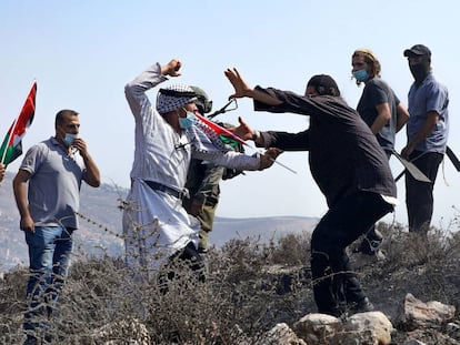 Palestinos protestan contra los asentamientos judíos en West Bank.