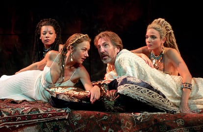 Helen Mirren y Alan Rickman durante los ensayos de 'Antonio y Cleopatra' (1998), en el teatro Olivier (Londres).