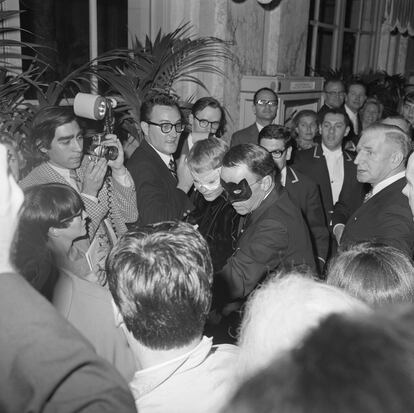 Frank Sinatra y Mia Farrow a su llegada al "baile del siglo". |