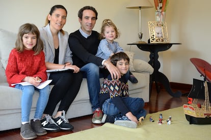 Adriana Cáceres y Joseba Ateka, con sus tres hijos en su domicilio de Etxebarri (Bizkaia). 