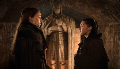 Sansa e Arya se reencontram no túmulo de seu pai.