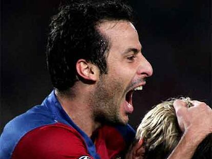 Giuly abraza a Gudjohnsen.
