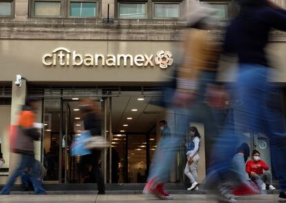 CIUDAD DE MÉXICO, 14ENERO2022.- Citigroup anunció la venta sus negocios de banca de consumo y empresarial a través de la marca Banamex. La transacción incluirá sus sucursales, Afore, aseguradora, negocio de tarjetas de débito y crédito. Sin embargo, la institución financiera estableció que la transacción no afectará a sus clientes. el día de ayer, el presidente Andrés Manuel López Obrador expresó que le gustaría que el banco regresé a manos de empresarios mexicanos.
FOTO: GALO CAÑAS/CUARTOSCURO.COM