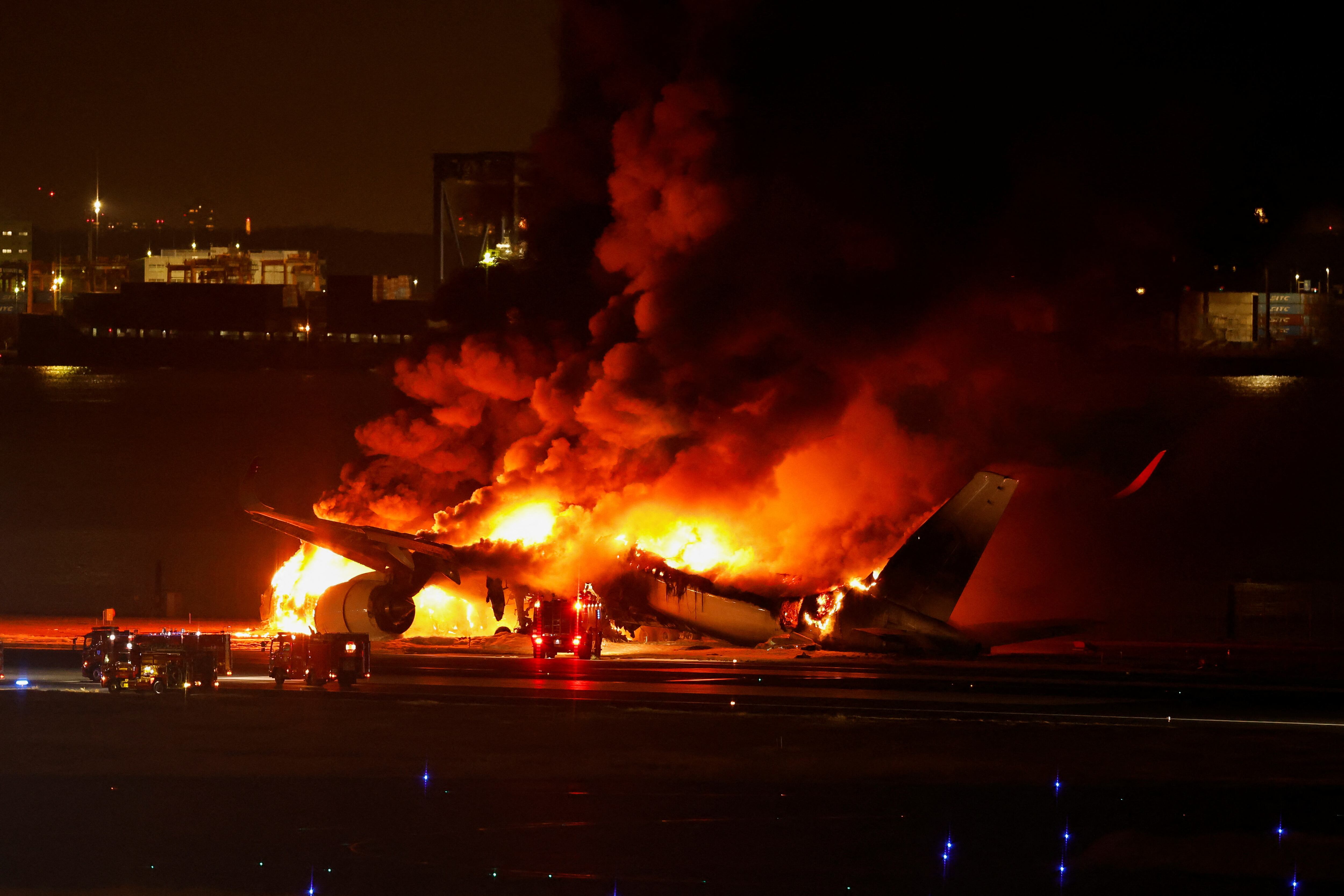  El aparato colisionó con otra aeronave de la Guardia Costera japonesa después de aterrizar en pista, según han informado las autoridades citadas por los medios locales.